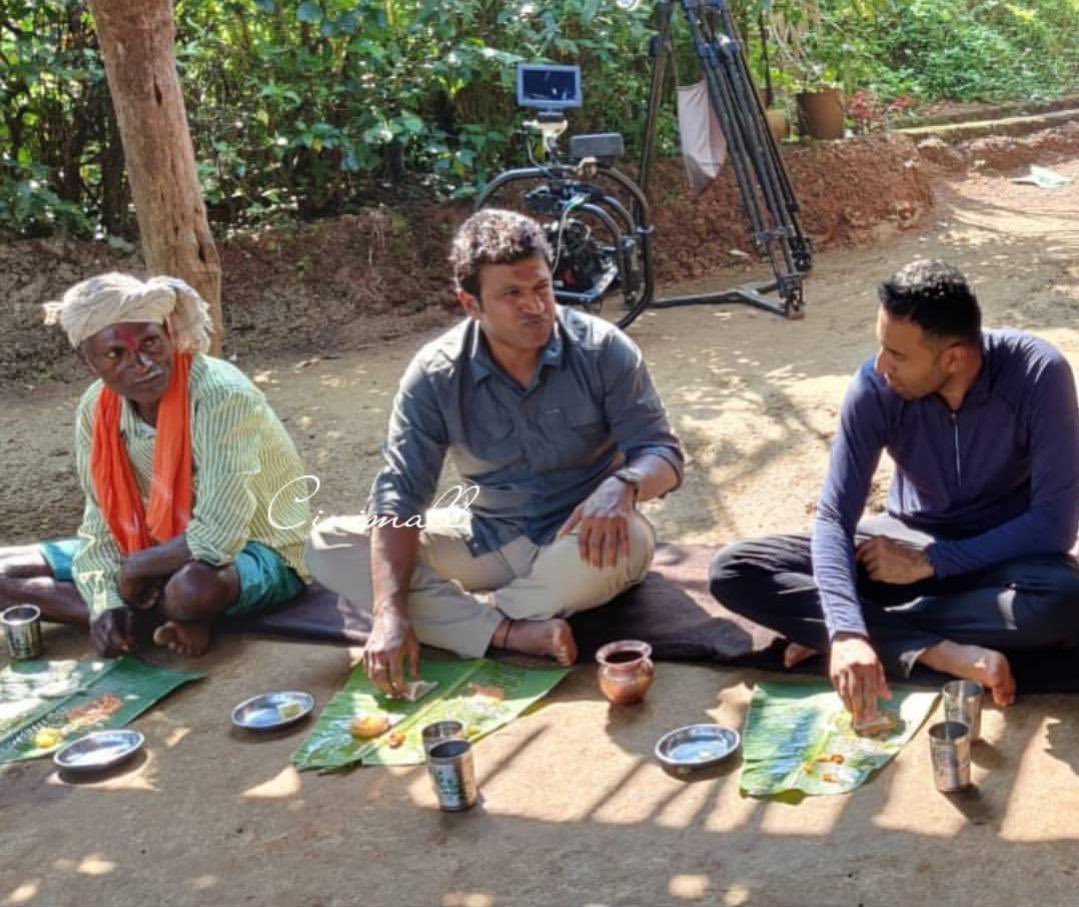 mvmeet's tweet image. Few actors get angry even when their fans come closer to them to click pics!

But this &apos;star&apos; was one in a billion!

#PuneethRajukumar