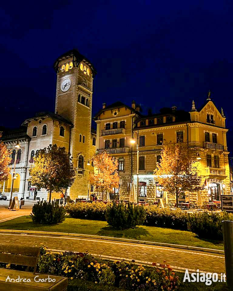 AsiagoIt's tweet image. #Asiago... "Ogni volta che ti vedo, mi passano pensieri e stanchezza!" (foto e parole di Andrea Garbo). Anche a voi la nostra città fa quest'effetto? 😍
​
​Vi auguriamo BUON SABATO SERA, ricordandovi che #stanotte torna l'#ORASOLARE! 🕒➡🕑
​
​​​​​​​​​#Asiagoit