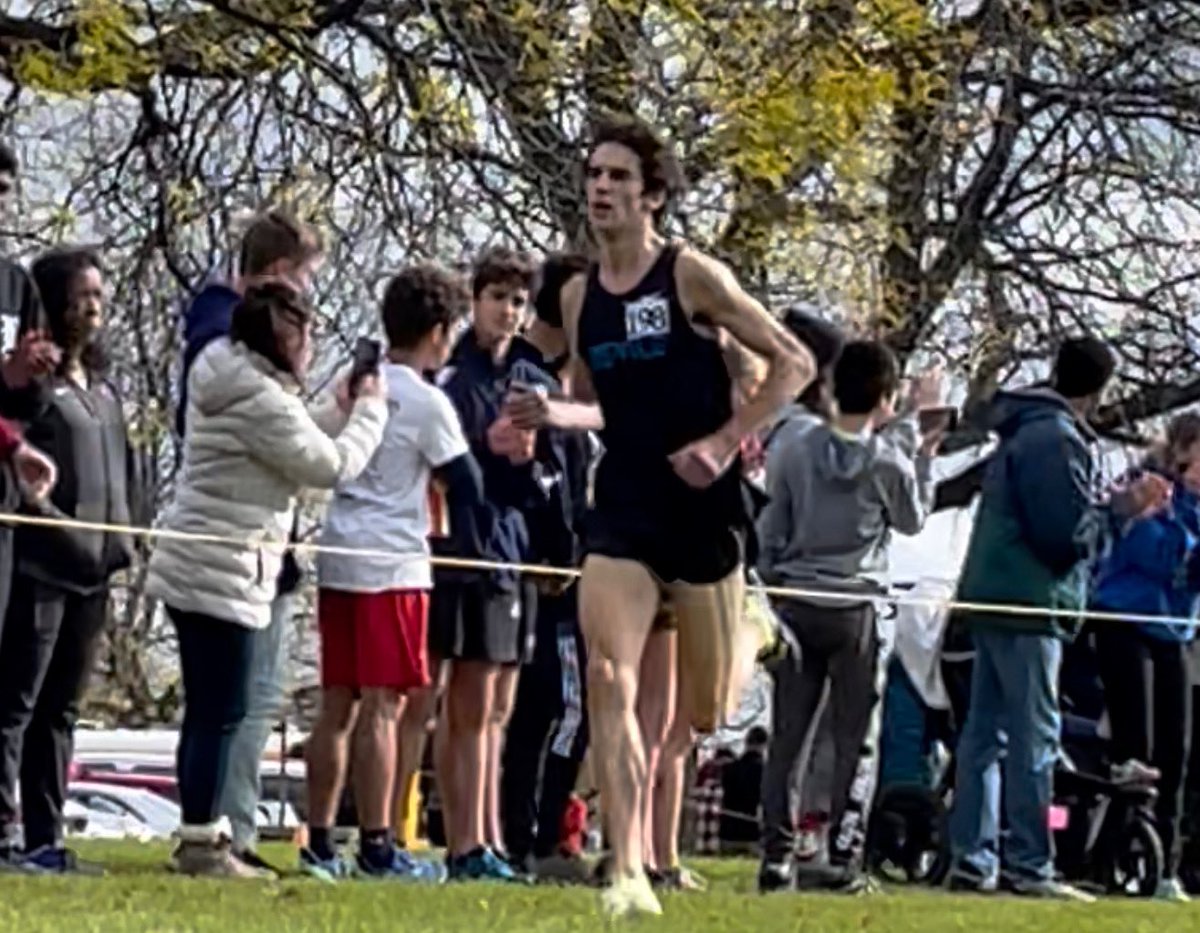 Luke Wiley of Warren wins the Hoffman Estates boys sectional in 15:00… four seconds better than Nick Falk #ihsaxc21