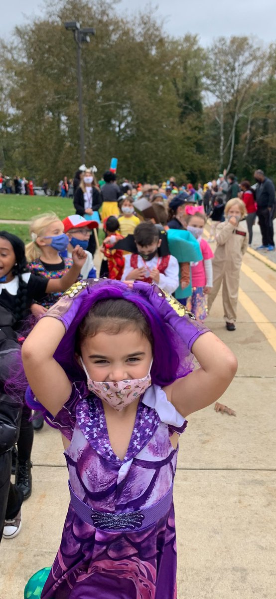MsKlinshaw_JJES's tweet photo. @JJESOwls 
Kindergarten- Room 3 Halloween Fun! 
Windy Day! Hold on to your 🎭 masks! https://t.co/iwraaScaHN