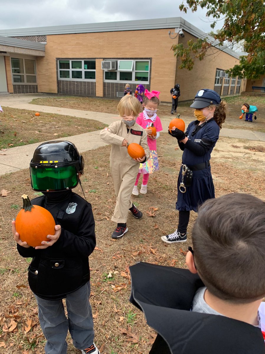 MsKlinshaw_JJES's tweet photo. @JJESOwls 
Kindergarten- Room 3 Halloween Fun! 
Windy Day! Hold on to your 🎭 masks! https://t.co/iwraaScaHN