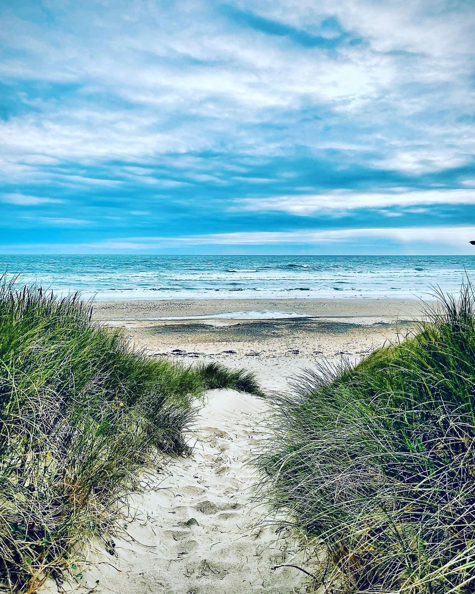 It's always a good sign when the path is leading you straight to a beach as beautiful as #RhosneigrBeach in #Anglesey 😍  Have you followed a path down to a beach today?#BeachWalks #lovethesea