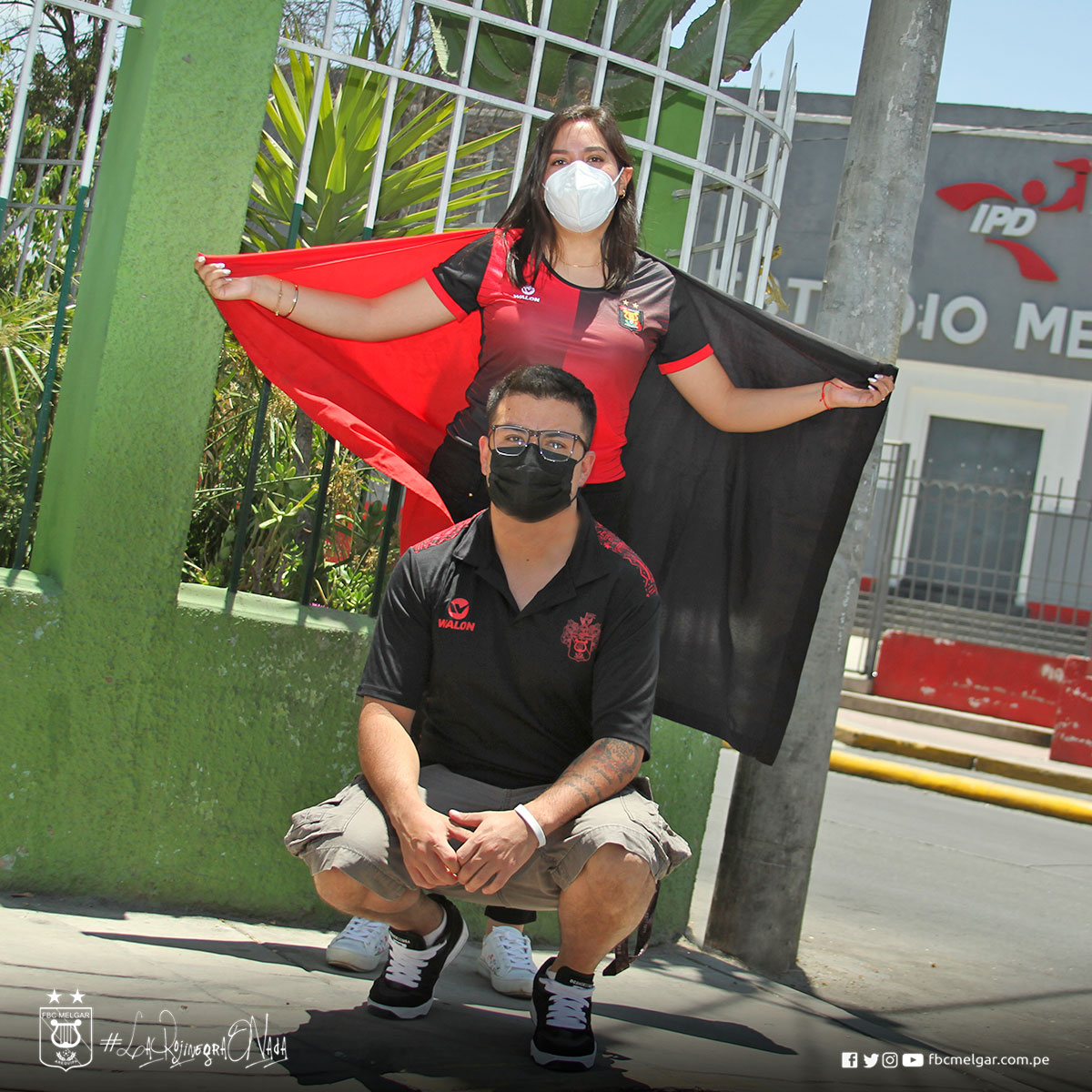 MelgarOficial's tweet photo. 😥 Nos separan muchos kilómetros... ¡Pero todos estamos con ustedes! Trabajadores y compañeros, divisiones menores e hinchas. Sentimiento, pasión y tradición... ¡Vamos por todo mañana mis Leones! ❤🖤

🎶 Rojinegro soy, llevo tu nombre en el corazón 🎶

#RugimosJuntos https://t.co/jthCaJWG3T