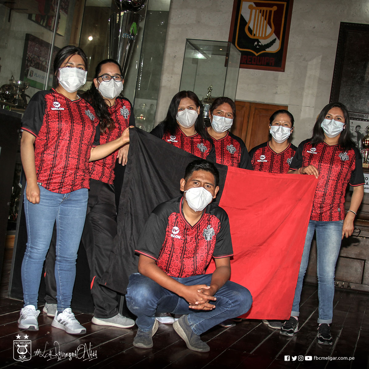 MelgarOficial's tweet photo. 😥 Nos separan muchos kilómetros... ¡Pero todos estamos con ustedes! Trabajadores y compañeros, divisiones menores e hinchas. Sentimiento, pasión y tradición... ¡Vamos por todo mañana mis Leones! ❤🖤

🎶 Rojinegro soy, llevo tu nombre en el corazón 🎶

#RugimosJuntos https://t.co/jthCaJWG3T
