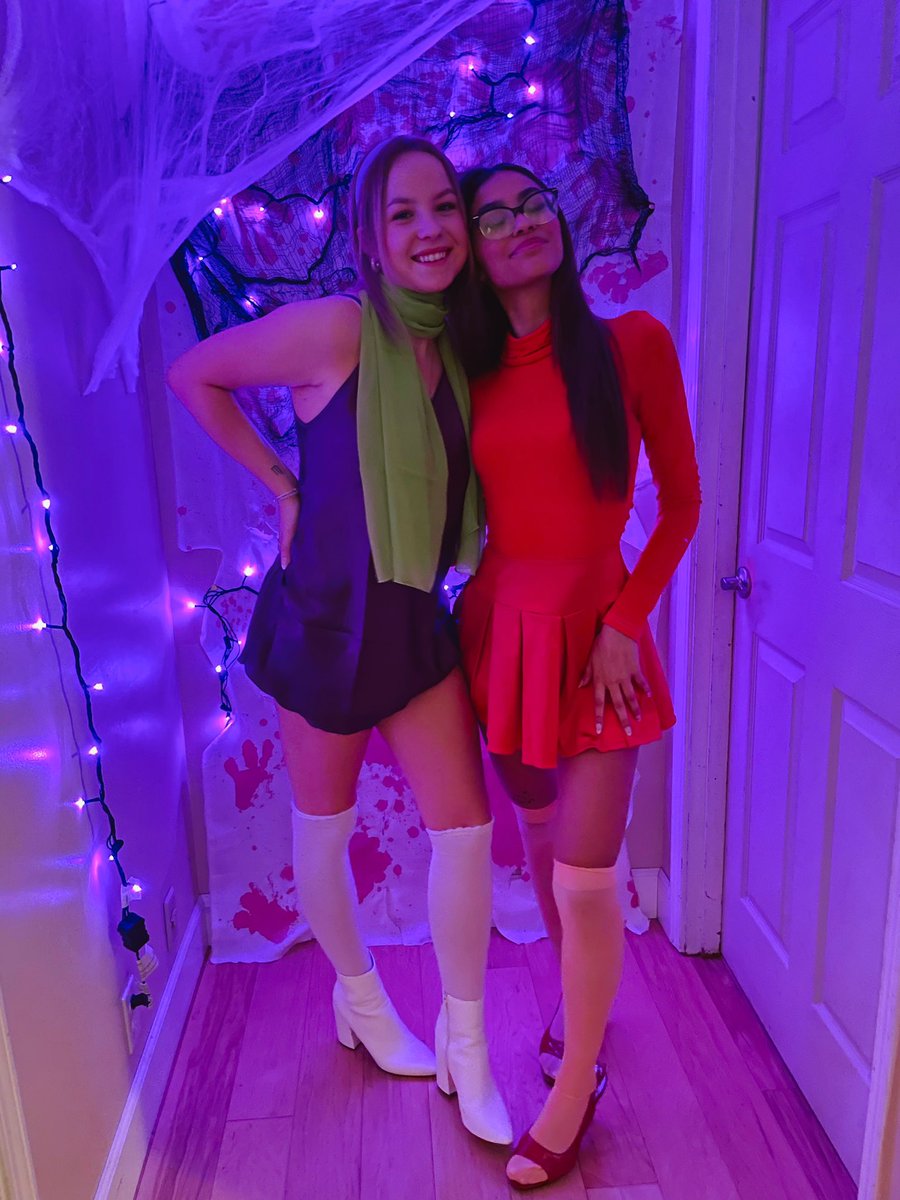 ryennspencer's tweet photo. velma and daphne for the w https://t.co/1AEHN9BnEc