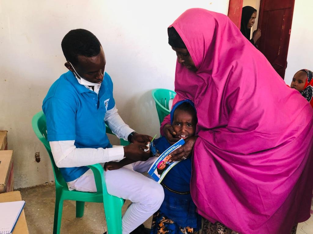 DEH_Africa's tweet photo. For healthier community, we're providing nutrition education, screening and treatment in Docoley Village under Cadaado district. IYCF counselling for pregnant and lactating women is part in our campaign.
Thanks to @shf_somalia for their generous support. @OCHASom
#InvestHumanity https://t.co/bkWSsMfOWj