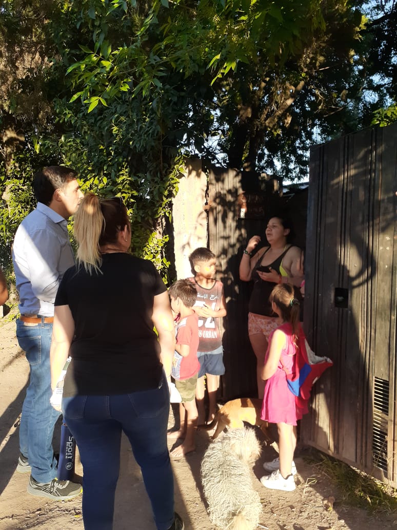 mabilopez03's tweet photo. Ayer por la tarde estuvimos en el B° #ElManzanar de #VillaRosa seguimos unidos en este camino de #VamosconVos llevando las propuestas/boletas hacia una transformación  real para l@s vecin@s. Gracias por su cariño🥰
#Lista508
@RandazzoF
@juanmoraco 
@PilarVamoscvos https://t.co/SnKZPSXYew