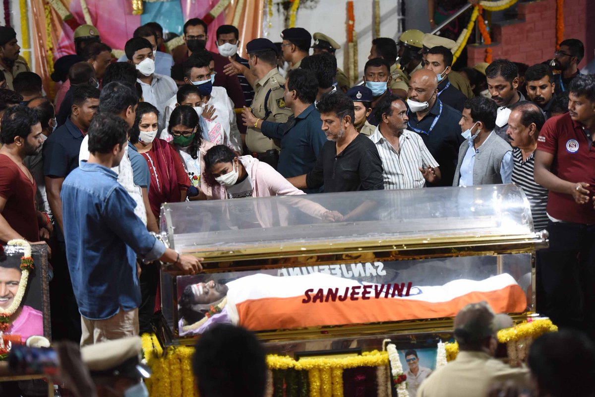 ott_release's tweet photo. Heart wrenching moments at the Kanteerava Stadium when Puneeth Rajkumar's daughter arrived.

#PuneethRajkumar #PuneethRajkumarLivesOn #RIPPuneethRajkumar #RIPAppu #AppuRIP #Sandalwood https://t.co/51J7xfOWJg