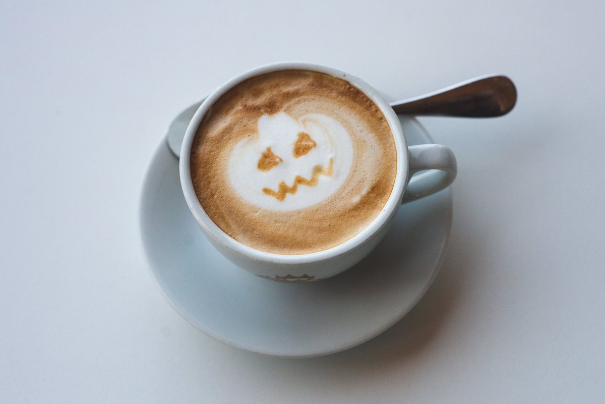 CarraraPastries's tweet photo. Halloween cappuccino anyone? 🎃 https://t.co/kwbDkYworY