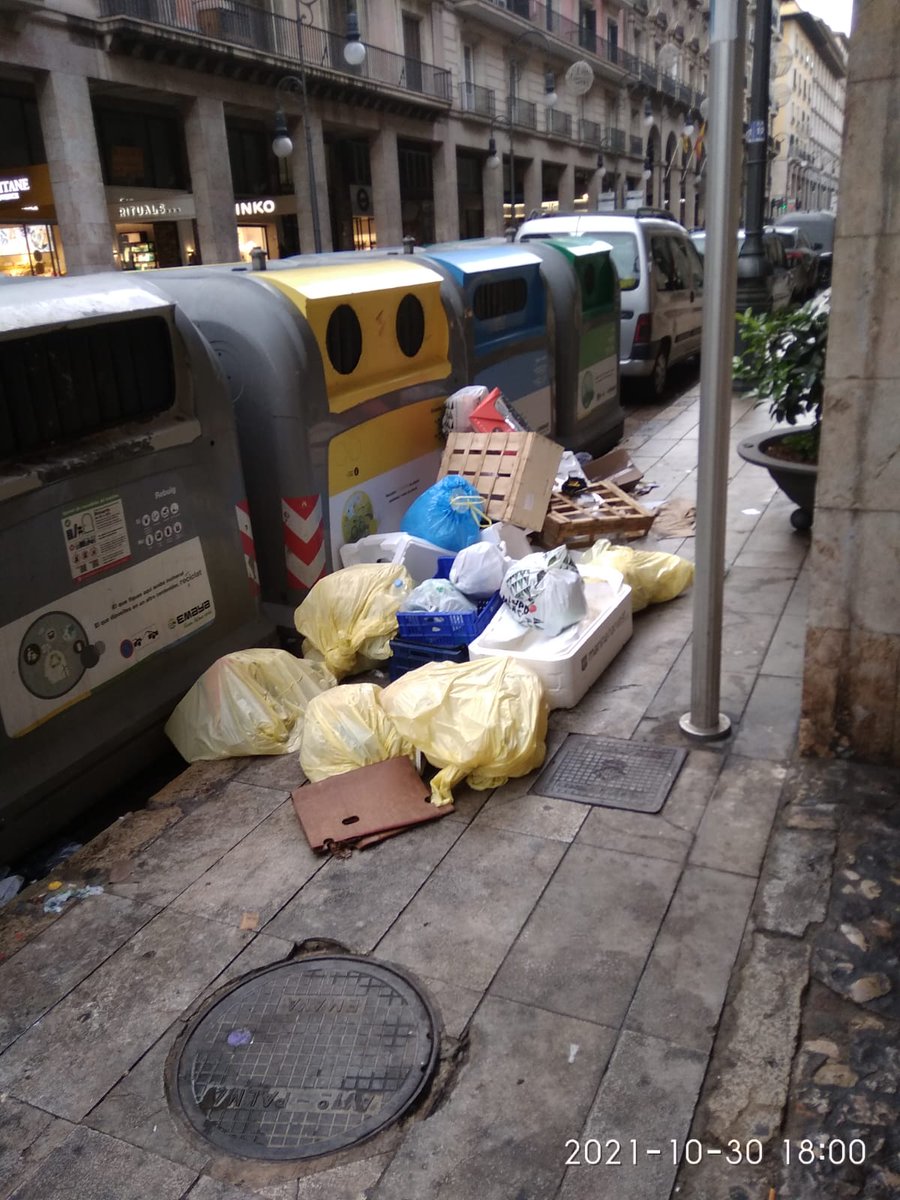 AFEDECO's tweet photo. Jaime III en el mismo centro de la ciudad hoy a las 18:00h Una foto que habla por si sola. Una imagen impensable en otras ciudades que se repite con demasiada frecuencia en Palma. Entre todos hemos de dar una vuelta a esta situación. @EMAYA_Palma @ajuntpalma @hila https://t.co/hcayucrv2B