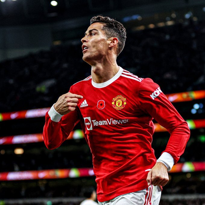 prfootbaII's tweet photo. Ronaldo scoring the best goal of 2021 at the age of 36 while some farmers can't farm properly. https://t.co/Yk19jub0E7