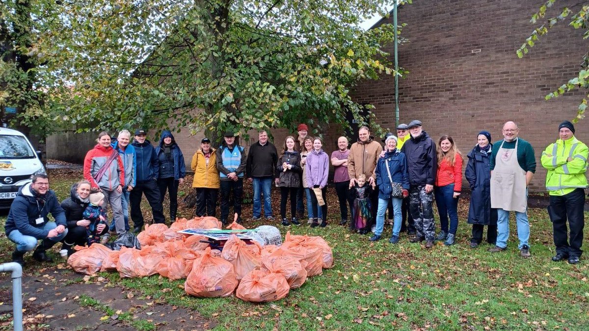 Walked into Stowmarket for the @StowmarketTC #TeamUptoCleanUp event, meeting up with volunteers from the @PickerelProject and Stow Eco Future Group. Well done everyone involved. Post-pick refreshments much appreciated. @KeepBritainTidy @River_Care @MidSuffolk #LoveWhereYouLive