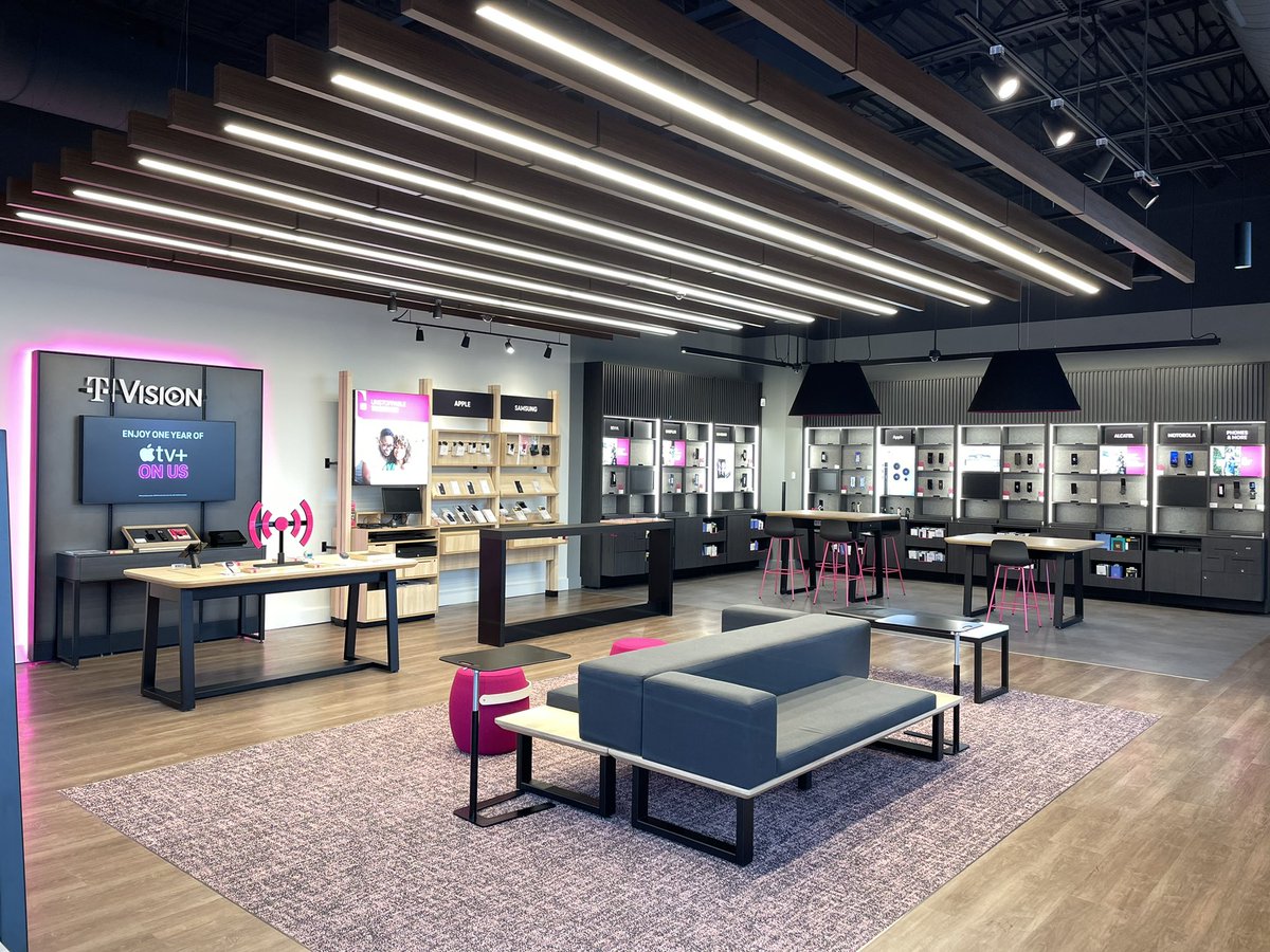 T-Mobile’s got a new treat for you Nashville! Introducing our new and expanded beautiful Hillsboro Pike location in Green Hills! It’s quite a sight! <a href="/DPMaguire1/">Dennis Maguire</a> @StacyJCarlson <a href="/cjgreentx/">Chris Green</a>