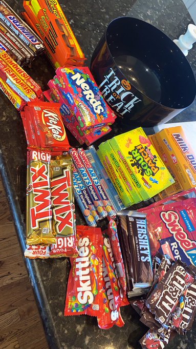 1 pic. Trick or Treat? ??? https://t.co/bTJY7Fte0x