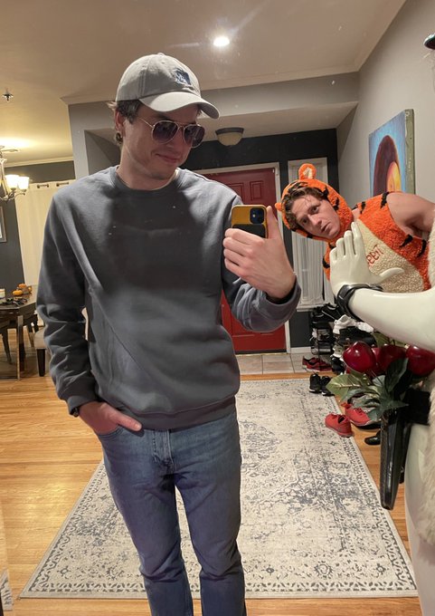 Can anyone guess who I am? I was accompanied by a black cat @thesiridahl https://t.co/9HsLbYG2CH