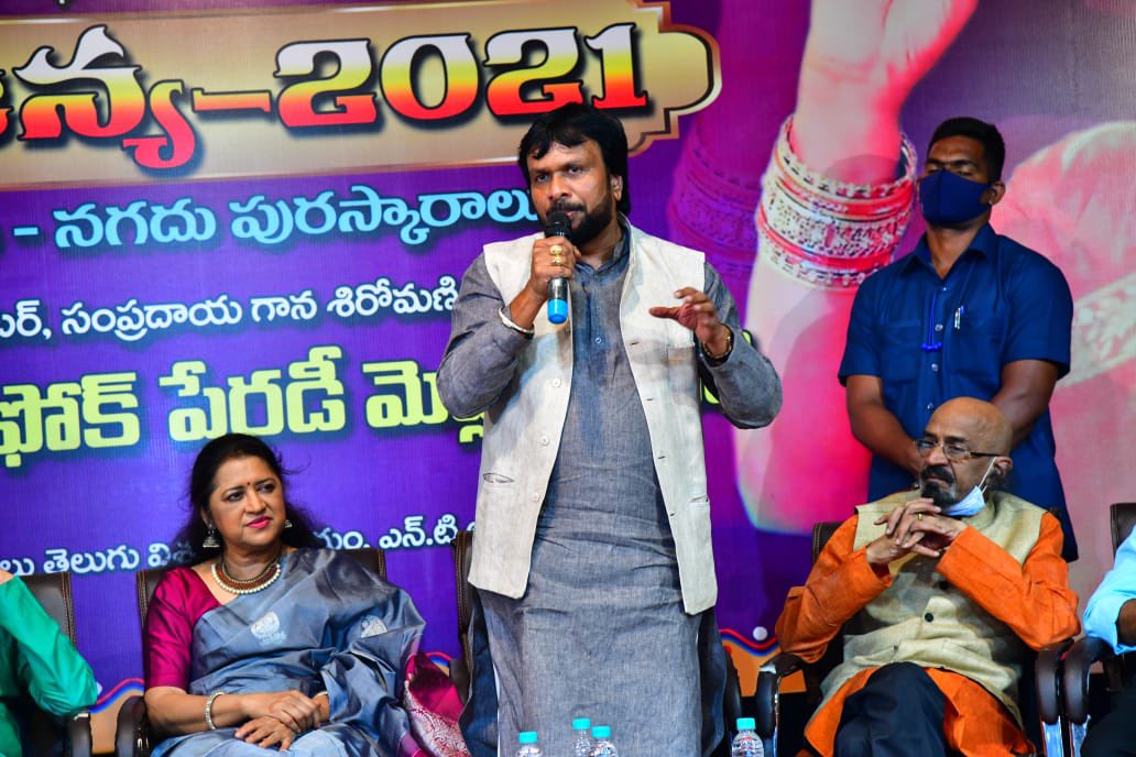 USrinivasGupta's tweet photo. ఈరోజు  హైదరాబాద్ లోని నాంపల్లిలోని పొట్టి శ్రీరాములు తెలుగు విశ్వవిద్యాలయం లో డా.ఎన్టీఆర్ కళా మందిరం లో జరిగిన "అరుణ ఆర్ట్స్ అకాడమీ"ఆధ్వర్యంలో.కళా సౌజన్య -2021 బతుకమ్మ సంబరాలు-నగదు  పురస్కారాలు కార్యక్రమంలో (ఫోక్ పేరడీ, మెడ్లీ మెలోడీ క��ర్యక్రమంలో) ముఖ్య అతిధిగా పాల్గొనడం జరిగింది https://t.co/0W3ddi8JzG