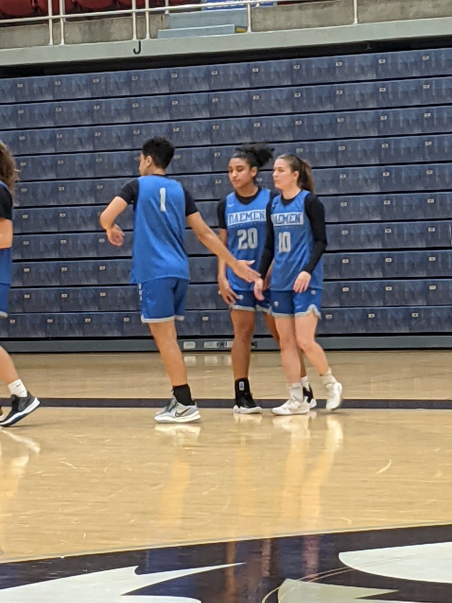 HoopsGator's tweet photo. #NextLevelGators @bbautumn10 on the court this afternoon for Daeman scrimmaging St. Bona https://t.co/O4zm64BFsJ