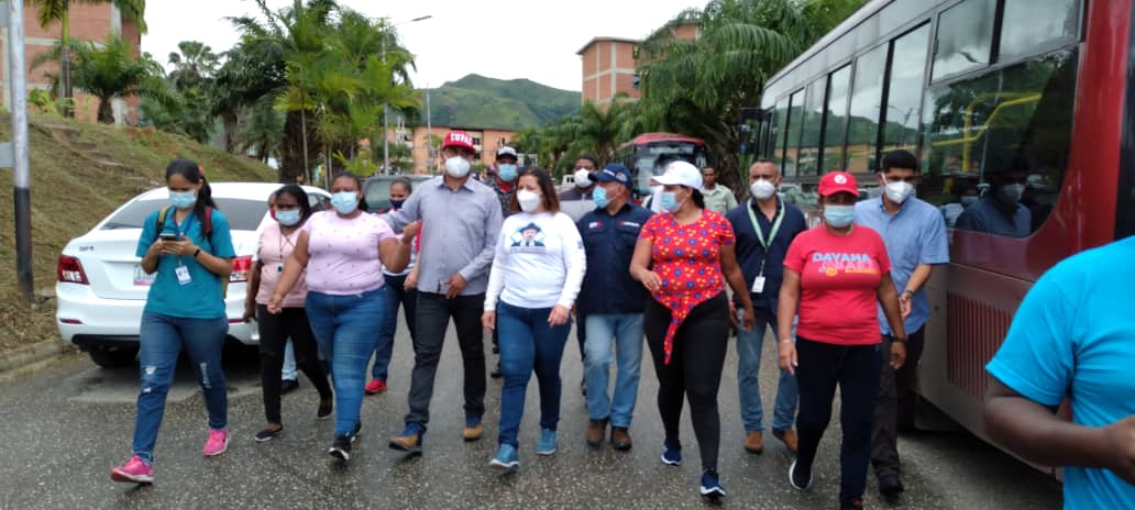#Hoy #30Oct Desde el urbanismo Mata de Coco en Ocumare del Tuy Pdta de @MisionDrJGH y <a href="/Conapdis/">Conapdisvenezuelaoficial</a> <a href="/sramirez_fp/">Soraida Ramirez</a> presente en despliegue de la Jornada Integral Amor en Acción a las Víctimas de la Guerra Económica, brindando atención social a las familias de esta localidad.