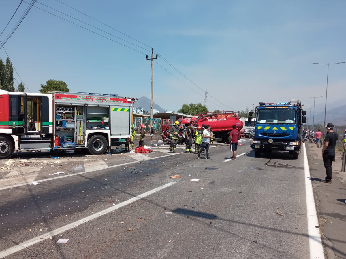 ALERTADESISMO's tweet photo. Grave accidente se registro hace unos momentos,un carro perteneciente a bomberos Quilicura Z4 que se dirigía en apoyo a IF  en buin,colisionó con camión dejando 2 lesionados de gravedad,altura Ruta 5 Sur km 45. https://t.co/VvQNdSZsdm https://t.co/rnqOWWf93n