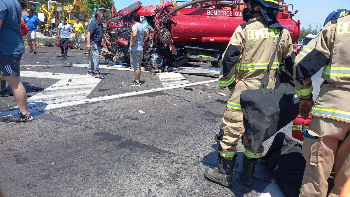 ALERTADESISMO's tweet photo. Grave accidente se registro hace unos momentos,un carro perteneciente a bomberos Quilicura Z4 que se dirigía en apoyo a IF  en buin,colisionó con camión dejando 2 lesionados de gravedad,altura Ruta 5 Sur km 45. https://t.co/VvQNdSZsdm https://t.co/rnqOWWf93n
