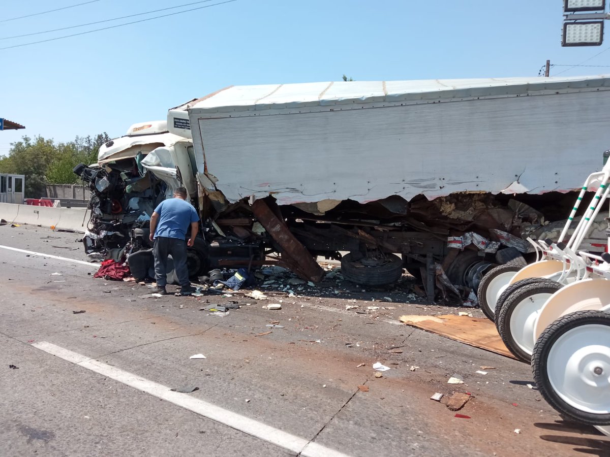 ALERTADESISMO's tweet photo. Grave accidente se registro hace unos momentos,un carro perteneciente a bomberos Quilicura Z4 que se dirigía en apoyo a IF  en buin,colisionó con camión dejando 2 lesionados de gravedad,altura Ruta 5 Sur km 45. https://t.co/VvQNdSZsdm https://t.co/rnqOWWf93n