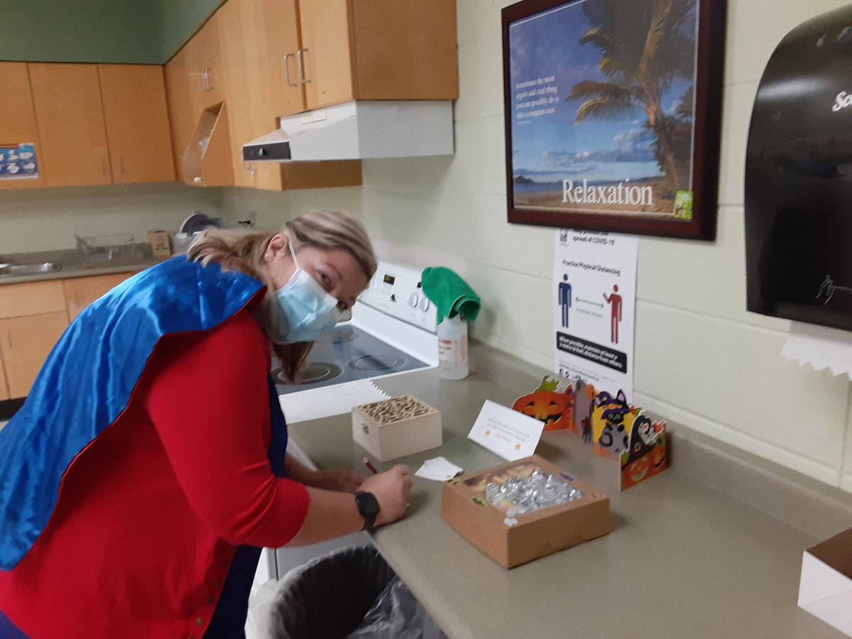 ElizabethLiane's tweet photo. Super Hammie making her guess of how many candies are in the box! Having fun at Glen Street! @GlenSt1 @ashhammie Happy Halloween 🎃 https://t.co/v7jkXa6lZs