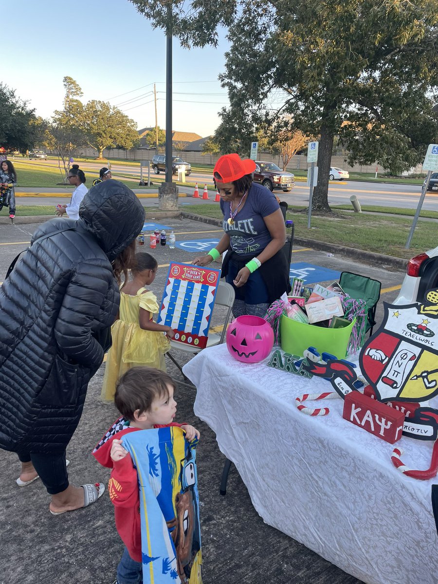 HMS Trunk or Treat for our community &amp; feeders was awesome! I’m loving this campus and our people 👏🎃 ❤️our “incredible” admin team