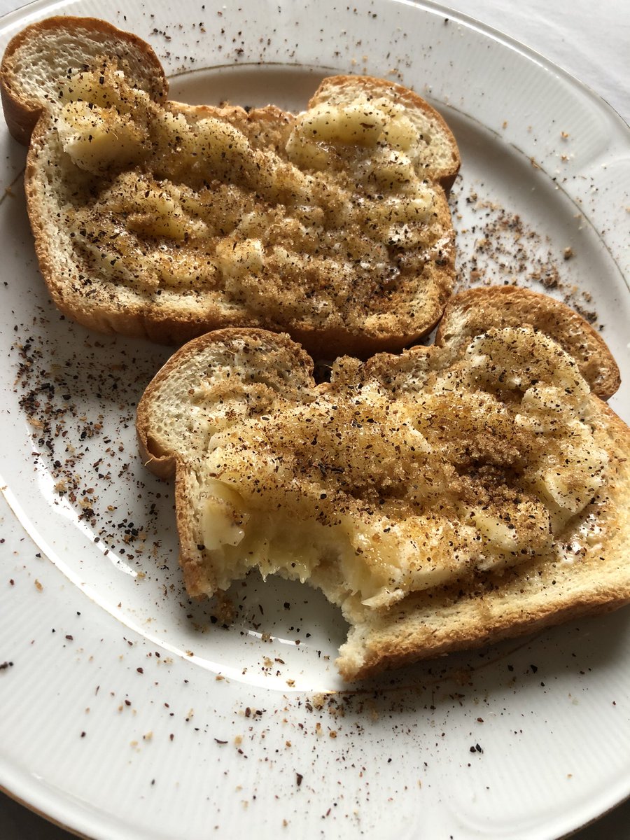 pres_reine's tweet photo. Pimper ses toasts aux bananes!! 😍Pain, beurre, banane, cassonade, épices du Bengale!!! 🥰😍🐯🐅🧡🍌🧈🍞 #déjeuner #toast #banane #cassonade #pimper #épices #Bengale https://t.co/ZXaQfpEVKV
