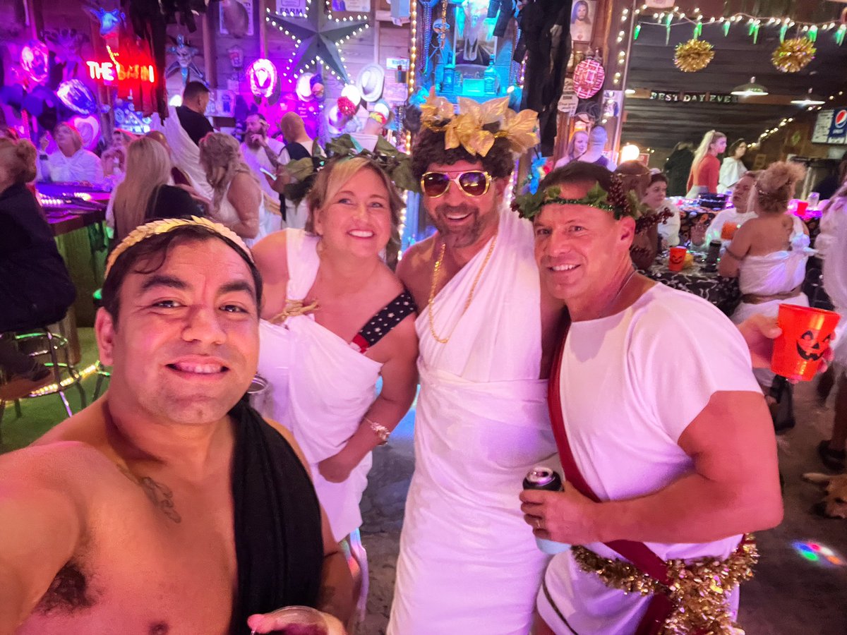UncleRuru411's tweet photo. Toga Halloween party! #toga #Halloween #drink #bedsheet #costume #fridaynight https://t.co/ThW3Ru9ccL