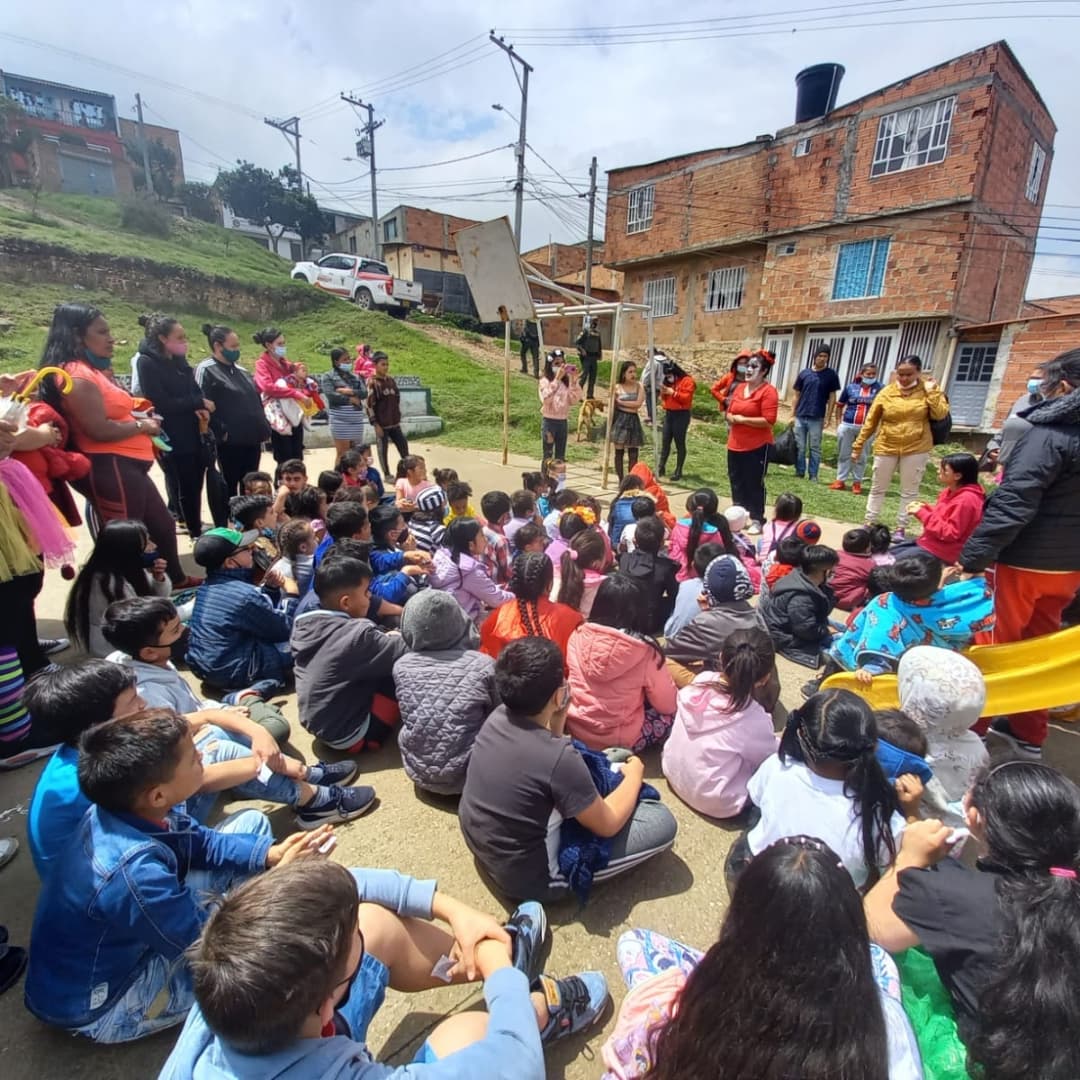 castehernan's tweet photo. En marco a la celebración del #DíaDulce el programa #NiñosNiñasYAdolescentes llegaron a la comuna cuatro, llevando actividades recreativas como:
☑️Chiquirumba
☑️Pintu caritas
☑️Inflable y muchas sorpresas más
#IMRDS y la #PolicíaNacional
#ElCambioAvanza 🇵🇱
#SoachaAvanza 🇵🇱 https://t.co/2asy0nptPC