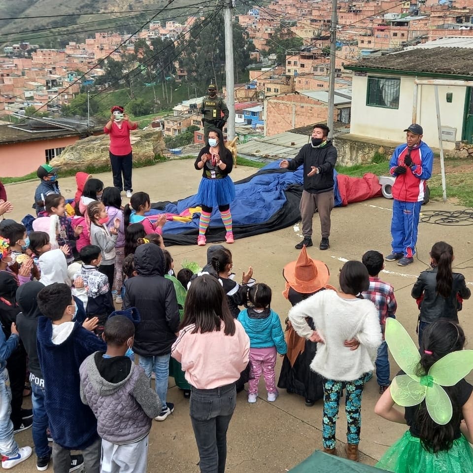 castehernan's tweet photo. En marco a la celebración del #DíaDulce el programa #NiñosNiñasYAdolescentes llegaron a la comuna cuatro, llevando actividades recreativas como:
☑️Chiquirumba
☑️Pintu caritas
☑️Inflable y muchas sorpresas más
#IMRDS y la #PolicíaNacional
#ElCambioAvanza 🇵🇱
#SoachaAvanza 🇵🇱 https://t.co/2asy0nptPC