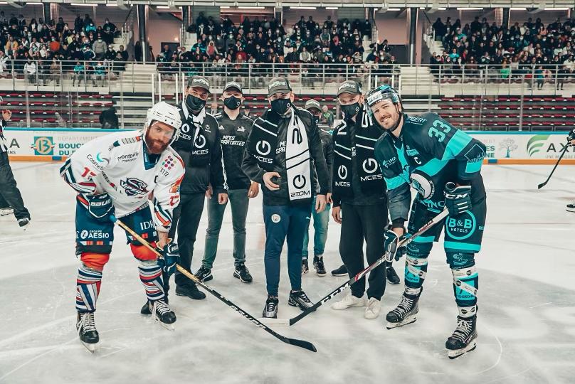 Après le coup d'envoi fictif de nos gamers Spartiates MCES, c'est au tour des joueurs @MarseilleHockey  !!!🏒

Toute la #MCESfamily est derrière eux pour les encourager 🔵👊