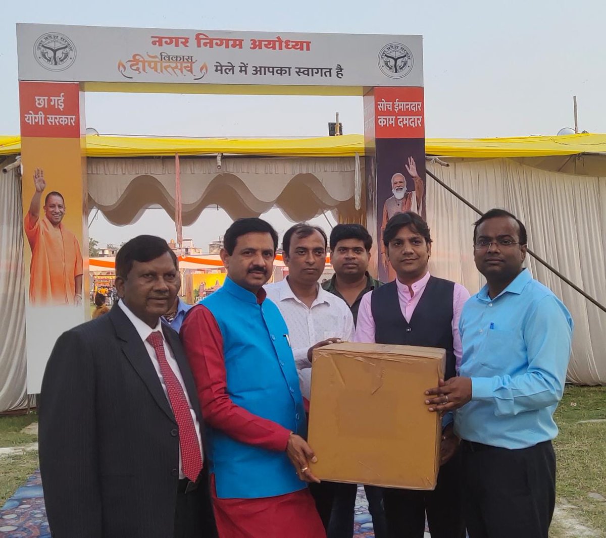AnandsahuIndia's tweet photo. Delhi to Lucknow to Ayodhya #LocaltoVocal truly blessings of Gau Mata and Lord prabhu Ram ji and mahabali Hanuman Ji we could hand over the Gayon ke Gobar se bani Diye, thanks to Hon. @PMOIndia @narendramodi @PRupala @myogiadityanath @ChampatRaiVHP @dmayodhya @RSSorg @VHPDigital https://t.co/ZAAWPMYU5H