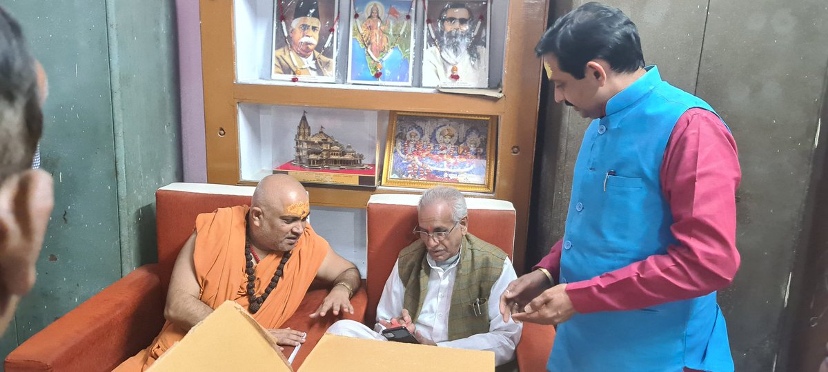 AnandsahuIndia's tweet photo. Delhi to Lucknow to Ayodhya #LocaltoVocal truly blessings of Gau Mata and Lord prabhu Ram ji and mahabali Hanuman Ji we could hand over the Gayon ke Gobar se bani Diye, thanks to Hon. @PMOIndia @narendramodi @PRupala @myogiadityanath @ChampatRaiVHP @dmayodhya @RSSorg @VHPDigital https://t.co/ZAAWPMYU5H