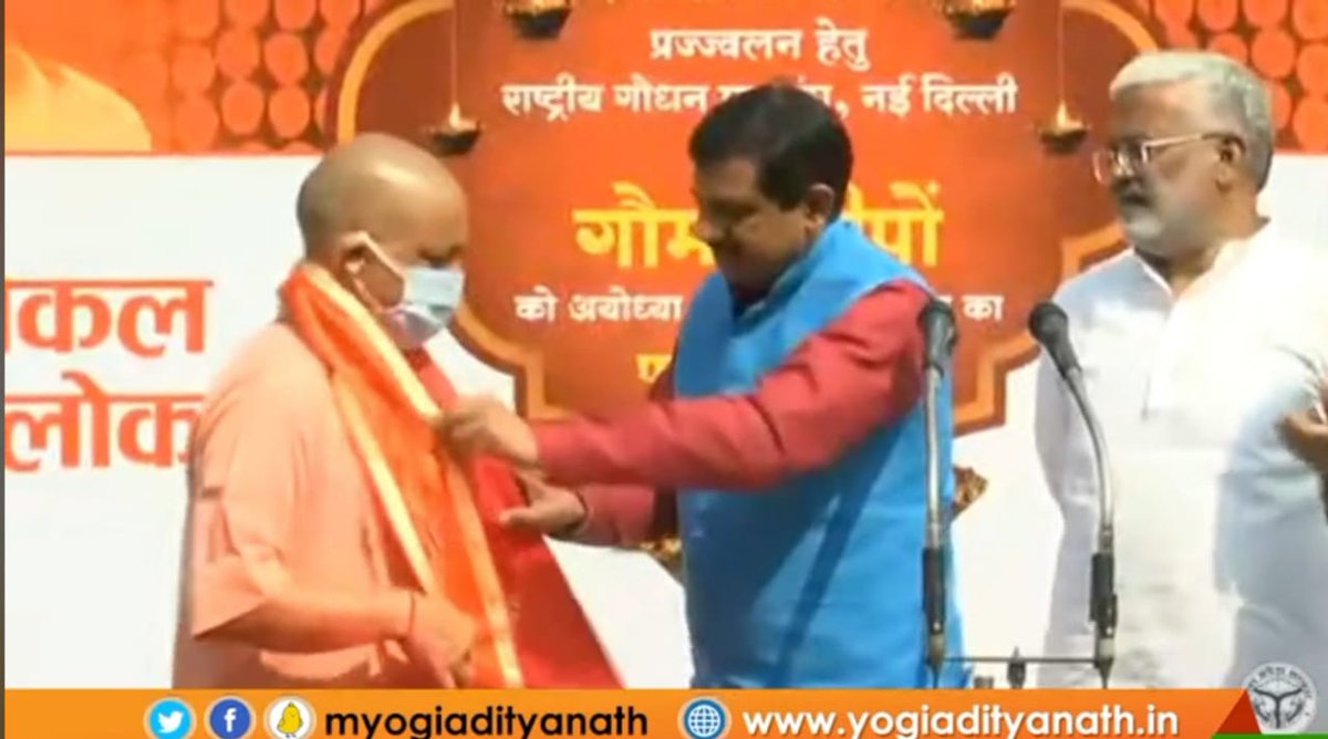 AnandsahuIndia's tweet photo. Delhi to Lucknow to Ayodhya #LocaltoVocal truly blessings of Gau Mata and Lord prabhu Ram ji and mahabali Hanuman Ji we could hand over the Gayon ke Gobar se bani Diye, thanks to Hon. @PMOIndia @narendramodi @PRupala @myogiadityanath @ChampatRaiVHP @dmayodhya @RSSorg @VHPDigital https://t.co/ZAAWPMYU5H
