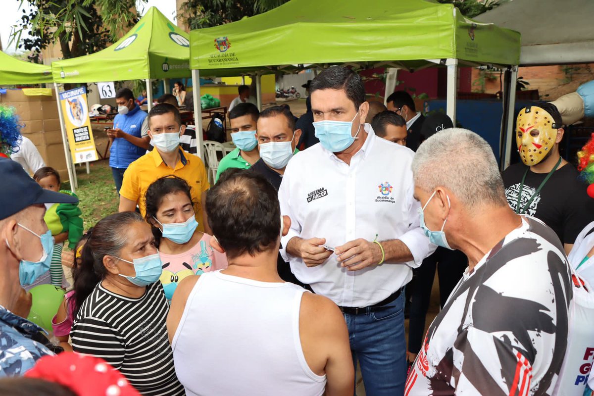 JCardenasRey's tweet photo. Nos vinimos con todo el equipo de la @AlcaldiaBGA para el barrio San Martín a poner a disposición de la ciudadanía nuestra oferta institucional, escuchar y seguir trabajando juntos en la construcción de una ciudad de oportunidades para todos y todas. https://t.co/y80QOXLHje