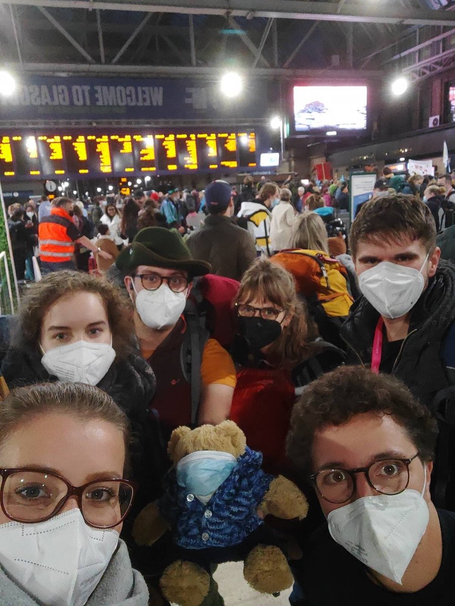 Nach 29 Stunden Zugreise sind wir in Glasgow pünktlich für die Weltklimakonferenz (COP26) angekommen. Die letzten 10 Stunden haben wir im @RailtotheCop verbracht und viele, unglaubliche tolle Menschen in Gesprächen und Workshops kennengelernt.