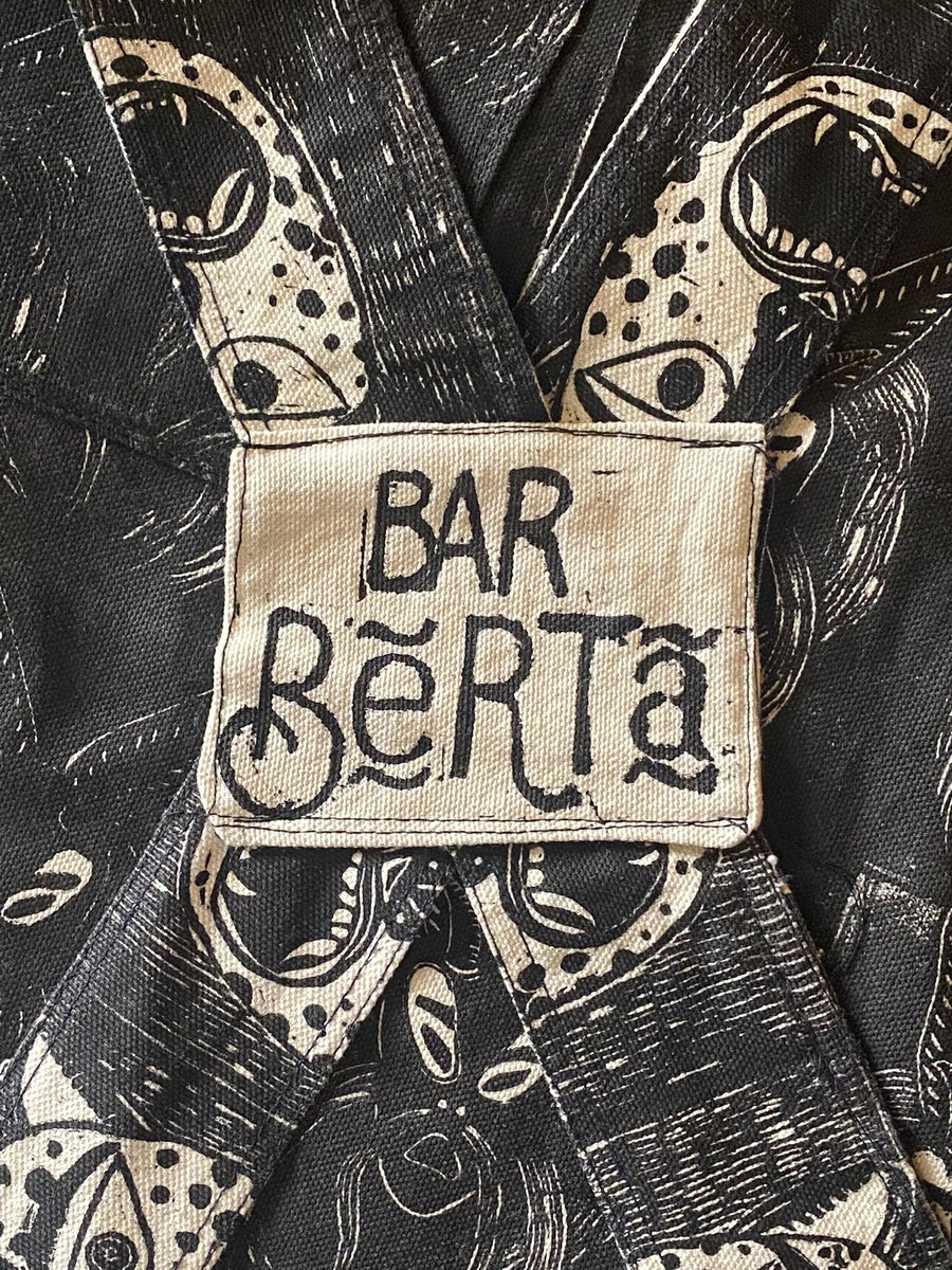barberta_taxco's tweet photo. Hoy estamos estrenando unos increíbles mandiles personalizados hechos por la artista @AriAri 🤩🙌🤩 con toda la iconografía que nos representa como taxqueñ@s y como guerrerenses 😍🙌 #taxco #guerrero https://t.co/th0LqsV3Ht
