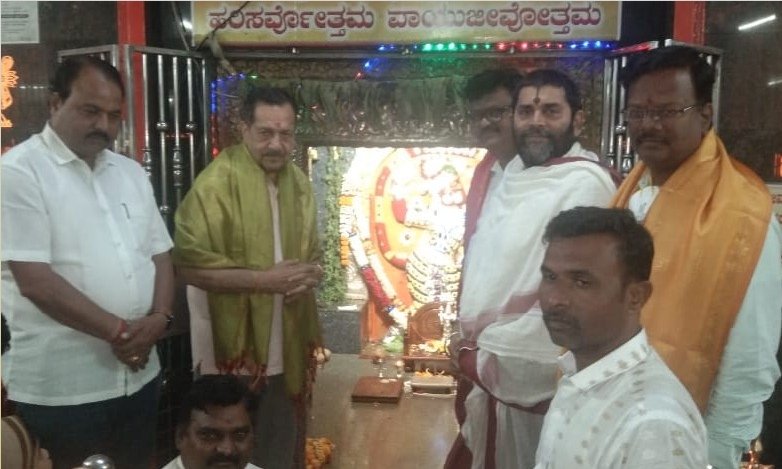 Today #RSS leader #IndreshKumar ji visited our family #Hanuman mandir.
He was in the city to attend a 3-day baithak of the RSS.
He seemed to be a knowledgeable person. Not sure why he has the muslim manch in his kitty & why he attends iftar parties.
