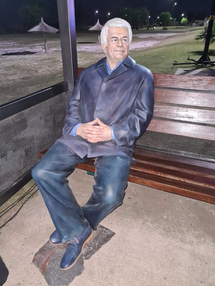 NazarioOk's tweet photo. Miramar de Ansenuza inauguró una escultura en su costanera, en homenaje a José Manuel❣️
 
José siempre estuvo convencido del enorme potencial de Miramar de Ansenuza y por eso trabajó muchísimo junto a @AdrianWalkerint para hacerlo realidad. https://t.co/BqzhGoAOl9