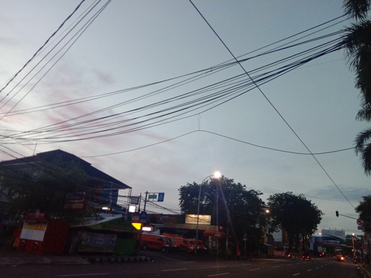 JF_s_Bolang's tweet photo. @RadioElshinta #infopagi kabel Internet melintang di tengah jalan depan hotel yellow Bee jl Daan Mogot samping Ramayana Tangerang ,waspada truk bermuatan tinggi https://t.co/HgXg9RGp3O
