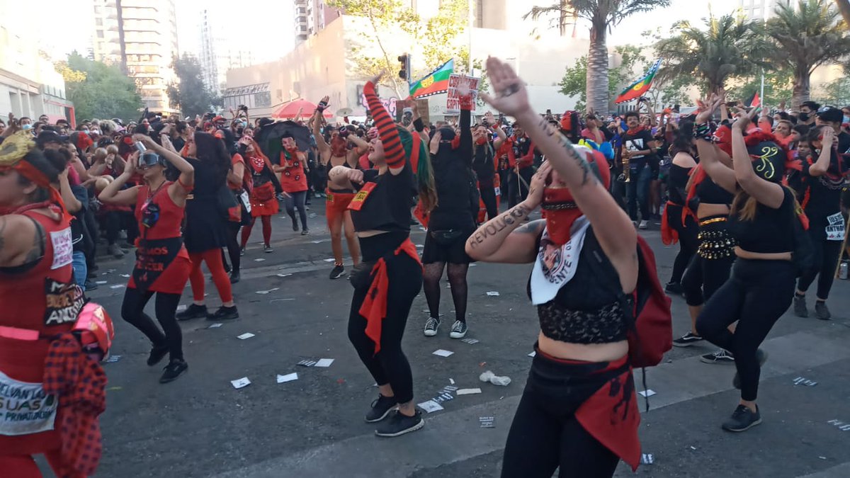 PiensaPrensa's tweet photo. Mientras la tele te muestra destrozos y barricadas, Nosotros te mostramos Comparsas, bailes y cánticos. https://t.co/PkNxOBmox2