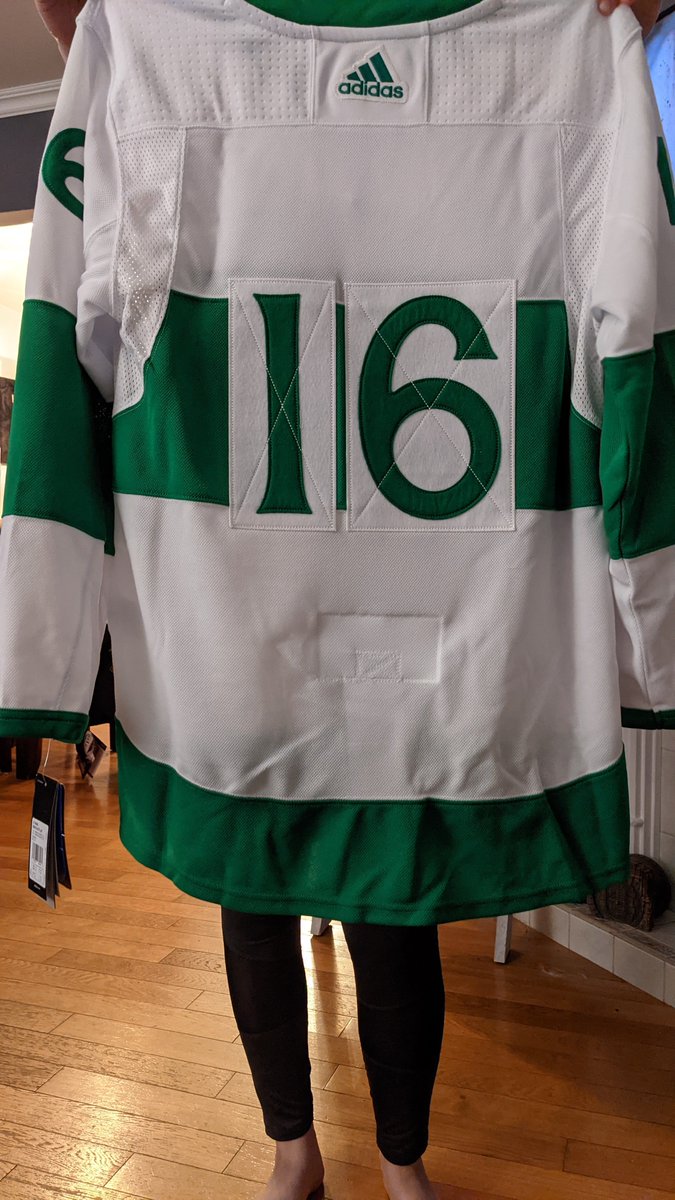 keelybishop8's tweet photo. When your order off of https://t.co/hdYCRRpGsC and you receive your Marner jersey without the name and cannot contact anyone 😟 #unfortunate #justwantthename @Marner93 @NHL https://t.co/OV1wfUhF2S
