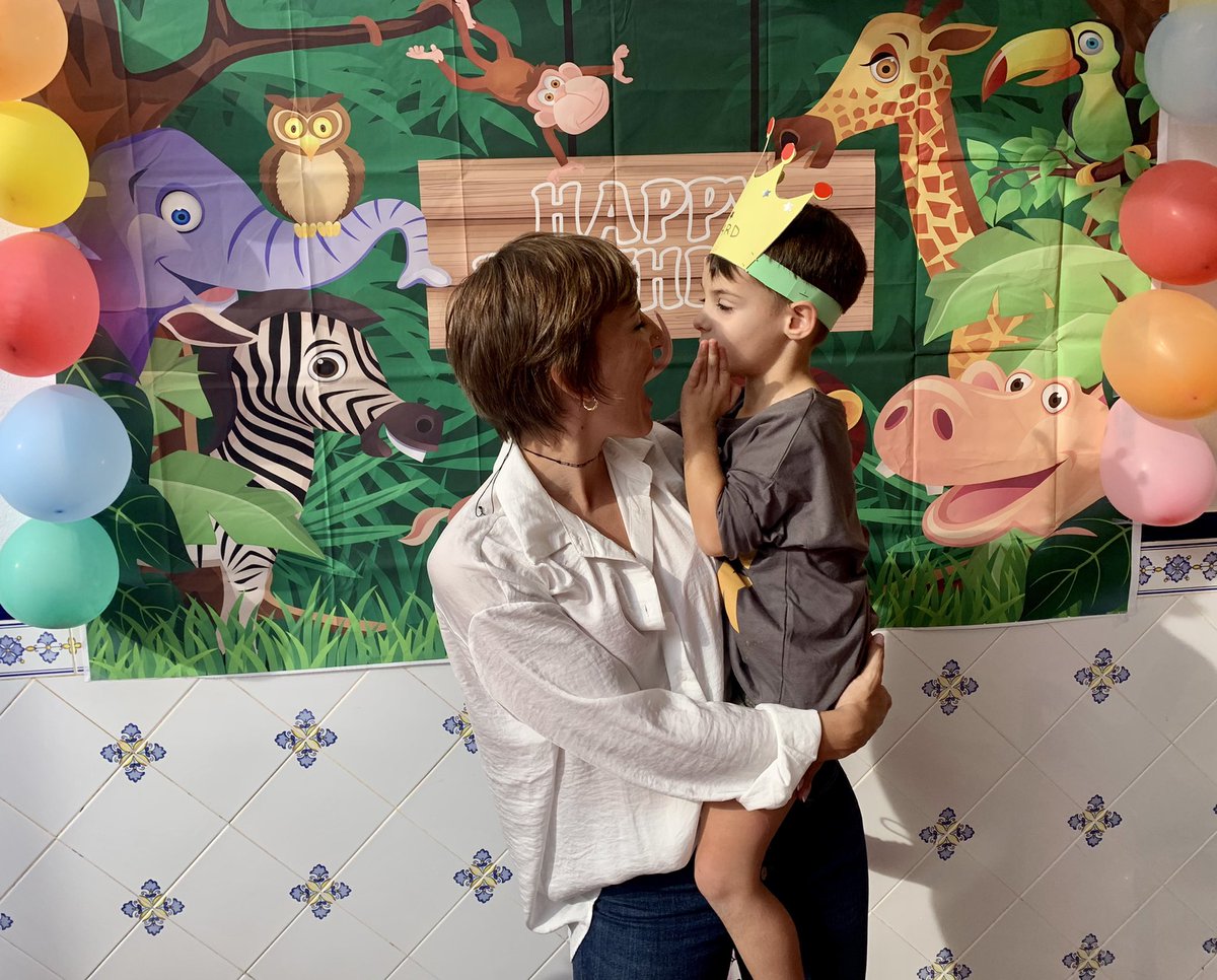 MartaBenifaio's tweet photo. 🧒🏽Tia un secreto🥰‼️ Ahir vam celebrar l'aniversari del xicotet de la casa amb família. 
❤️Compartir aquests moments després de tot el que hem passat, és emocionant.  
🤩Ricard estava i va ser molt feliç, bé😅, ho vam ser tota la família. #BonaNit #nebots❤️ https://t.co/nTIbnr8DbH