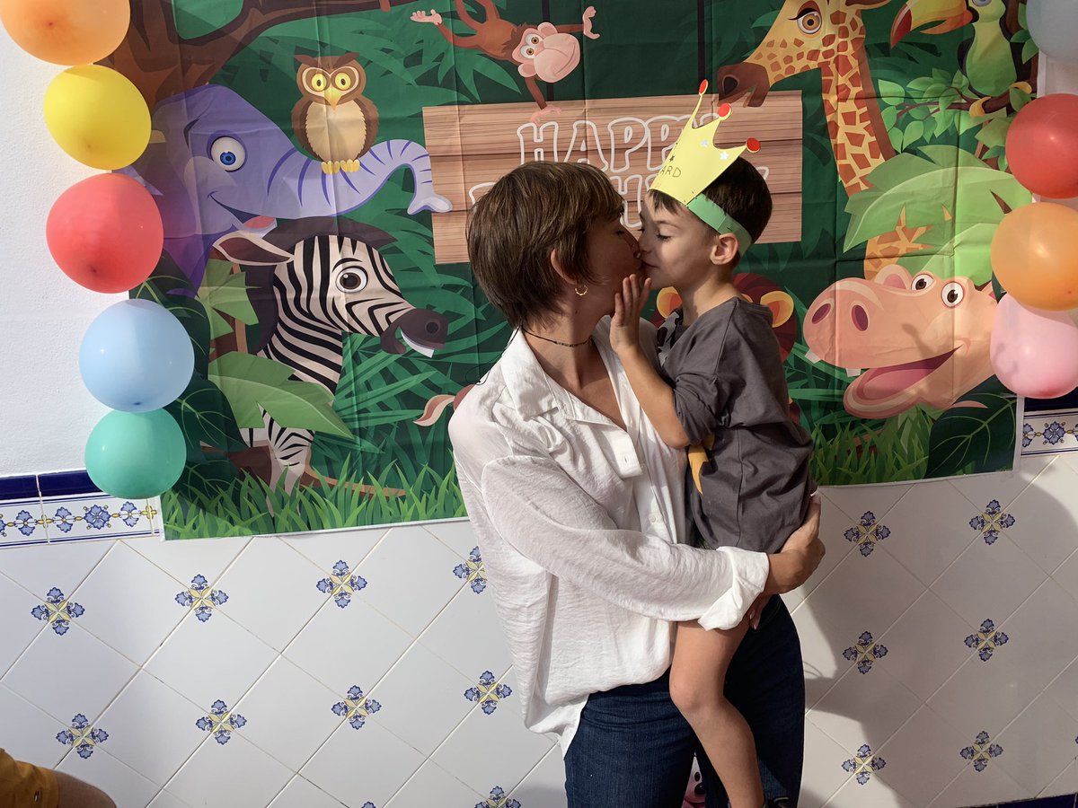 MartaBenifaio's tweet photo. 🧒🏽Tia un secreto🥰‼️ Ahir vam celebrar l'aniversari del xicotet de la casa amb família. 
❤️Compartir aquests moments després de tot el que hem passat, és emocionant.  
🤩Ricard estava i va ser molt feliç, bé😅, ho vam ser tota la família. #BonaNit #nebots❤️ https://t.co/nTIbnr8DbH