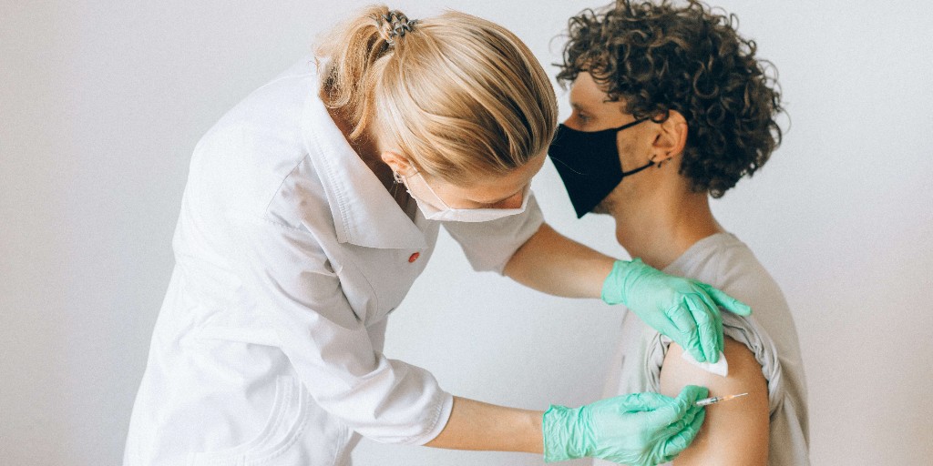 DalhousieU's tweet photo. 'Tis the season - flu season that is. 🤒 To help keep our community healthy, #DalhousieU is offering an on-campus flu shot clinic for students, faculty and staff, and their families. Details: https://t.co/b7U47UCdRR https://t.co/xZxLIM6KRM