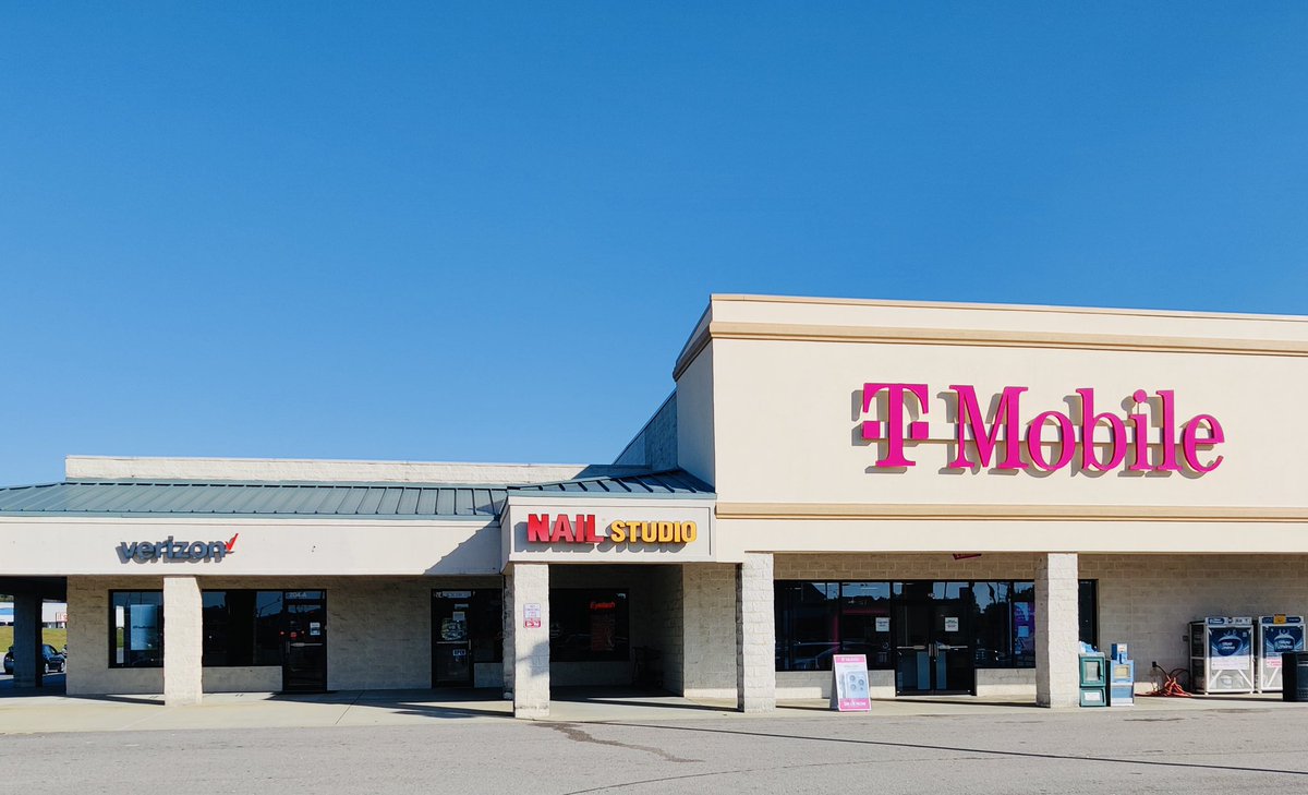 JonFreier's tweet photo. Everything is bigger at @TMobile – our #5G network, our ❤️ for customers, and the sign on one of our newest stores in Emporia, Virginia! https://t.co/D8vASYs32z