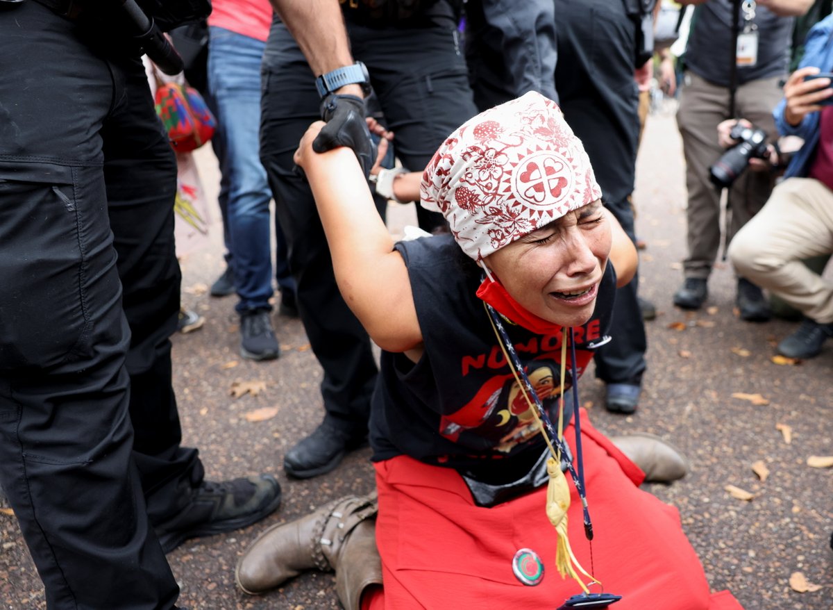 Mientras los trumpistas entraron al Capitolio "como Pedro por su casa", más de 530 defensores de las tierras indígenas y ambientalistas han sido arrestados en 5 días de movilizaciones hacia la Casa Blanca; en la tierra de la libertad, unos tienen más libertades que otros...