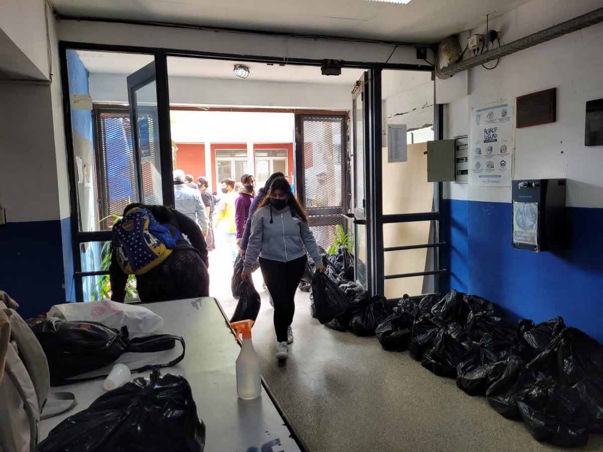 fspescobar's tweet photo. En la semana estuvimos colaborando con la entrega del SAE en la Técnica 3 de Maquinista Savio.

#FSP
#PeronismoMilitante ❤️🇦🇷✌🏻 https://t.co/MdiULmL75C