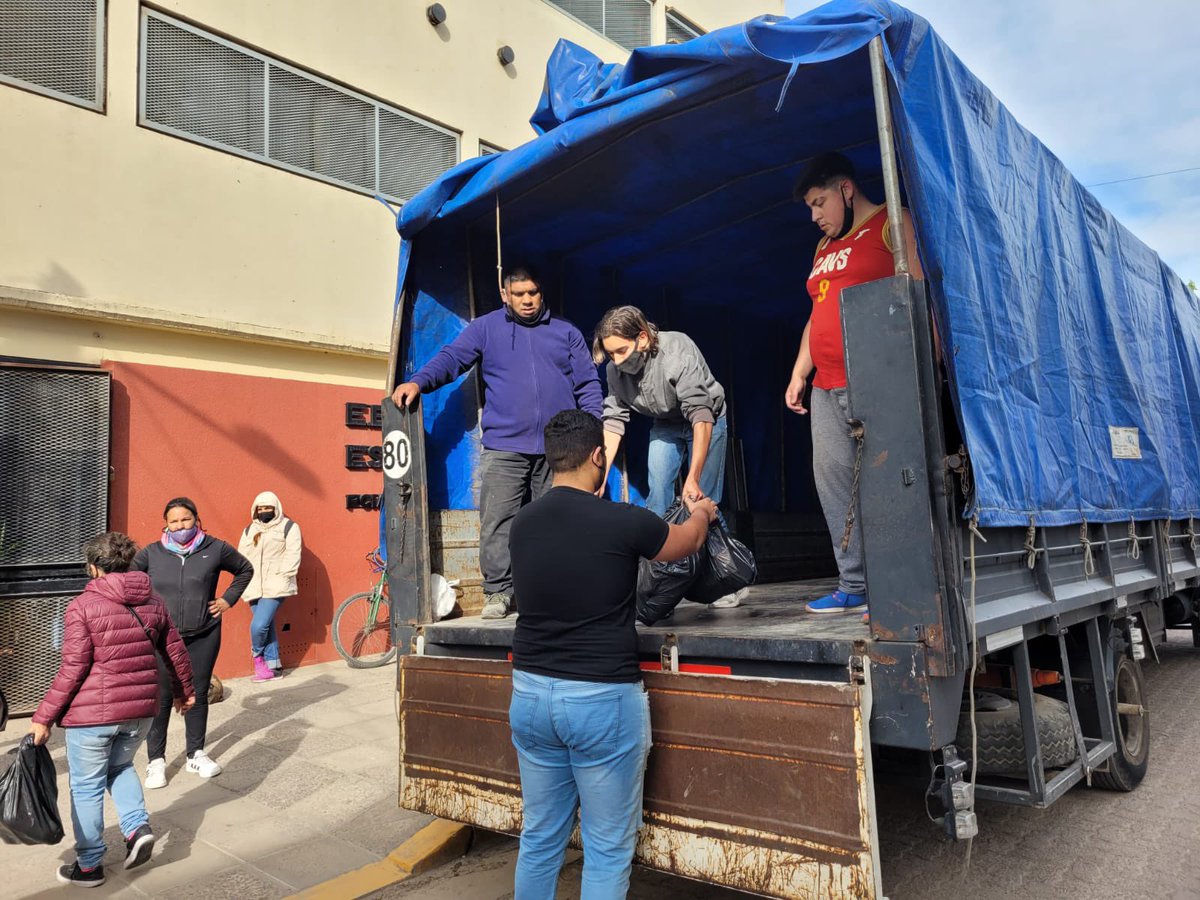 fspescobar's tweet photo. En la semana estuvimos colaborando con la entrega del SAE en la Técnica 3 de Maquinista Savio.

#FSP
#PeronismoMilitante ❤️🇦🇷✌🏻 https://t.co/MdiULmL75C